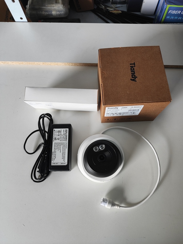 [KPCAM9] Kit 1D-P  1 CÁMARA TIPO DOMO TC-C320N + 1 POE INYECTOR 48V 10/100/1000 Mbps
