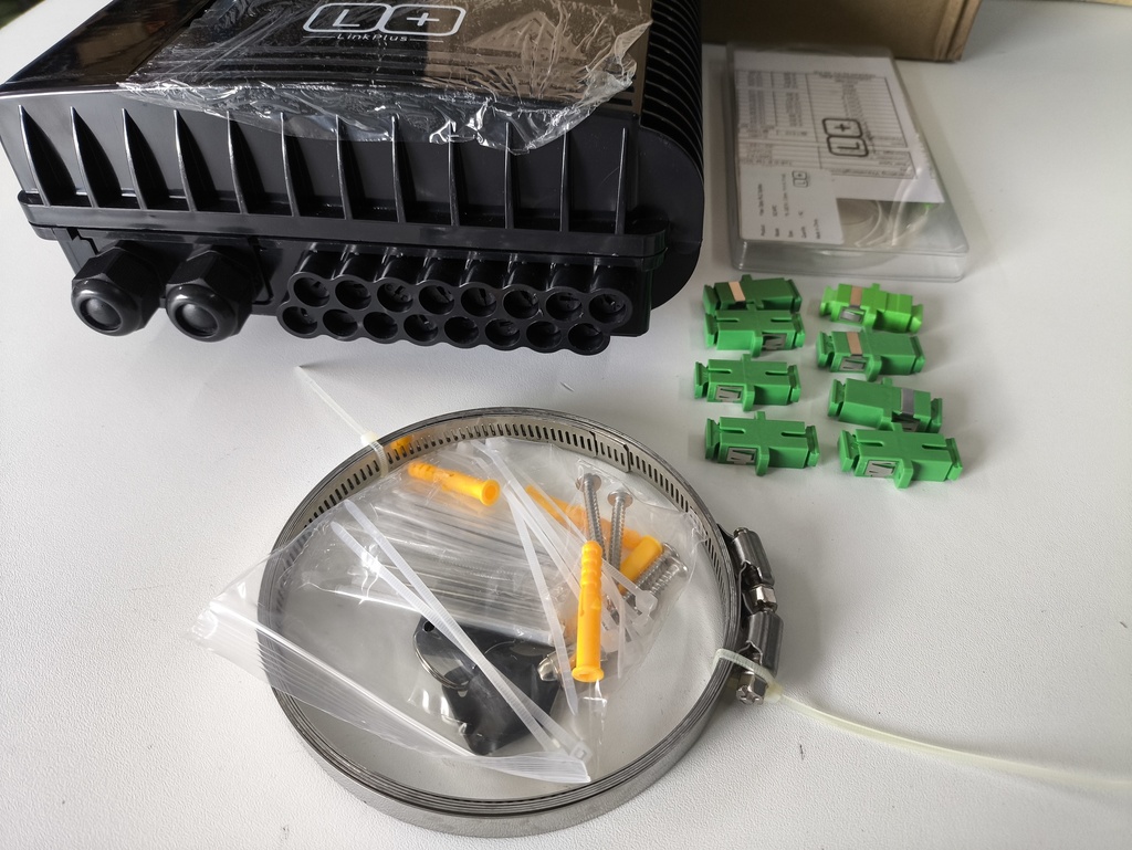 Kit 8-APC  1 NAP IP65 16 PUERTOS + 8 ADAPTADORES SC APC + 1 SPLITTER SC APC 1X8